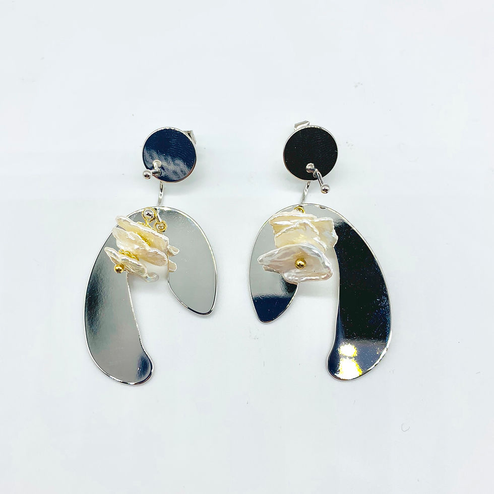 Layer Pearl Horseshoe Danglers