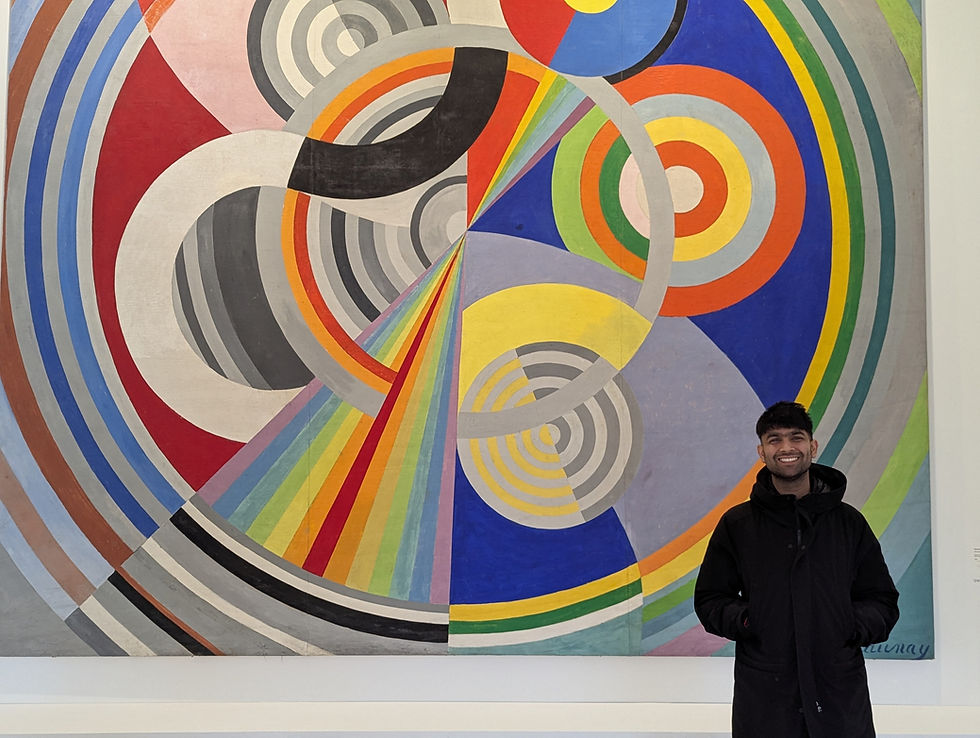 Curator and artist in a gallery in Paris, exploring the impact of art through employee wellbeing programmes.