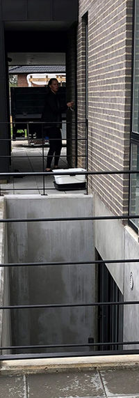 Gelænder og værn fremstillet, malet, galvaniseret og monteret af Arnborg Kleinsmedie A/S.