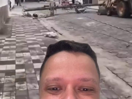 Motorista de retro escavadeira embriagado derruba poste no bairro da Enseada