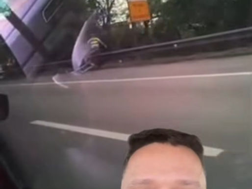 Condutor abandona a moto e foge correndo ao se deparar com um comando da policia