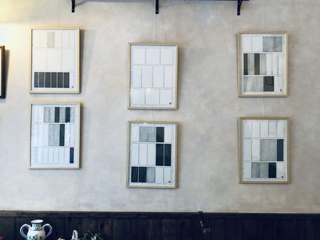 Tableau abstrait de Yoshimi Katahira exposé au restaurant japonais UROCO à Paris en mai 2025