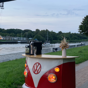 Vintage-Charme auf deinem Sommerfest! Unsere T1 Bar mit integriertem Gastro Kühlschrank sorgt für erfrischende Getränke und Nostalgie pur.
