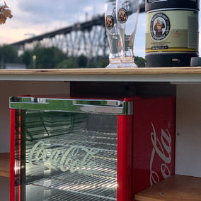 Magischer Hochzeitstag! Unsere T1 Bar ist ein Hingucker und bietet gekühlte Drinks aus dem Gastro Kühlschrank. Hebe das Glas auf die Liebe!