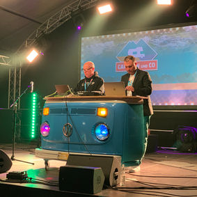 Die Wave Bar auf der Hauptbühne als DJ Pult