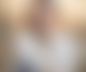 Hochzeitsfotografin Kiel – Maren Pokroppa begleitet ein Brautpaar am Tag der Hochzeit an der Kieler Förde. In ihrem natürlichen Stil fängt sie die aufgeregten Momente des Getting Ready, der Trauung, des ersten Kusses und der ausgelassenen Feier ein. Mit viel Einfühlungsvermögen sorgt sie dafür, dass sich das Paar vor der Kamera wohlfühlt – so entstehen authentische, lebendige Bilder voller Emotion und norddeutschem Charme.