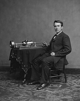 330px-Edison_and_phonograph_edit1.jpg