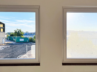 Zwei Fenster nebeneinander, wobei eins bereits geputzt und sauber ist und das andere noch sehr dreckig, um einen Vorher und nachher Vergleich zu haben.