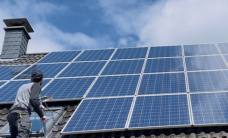 Reinigung von Solarpaneelen auf dem Dach.