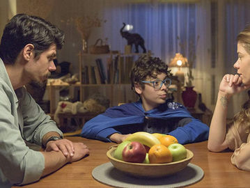 "Shade: Entre Bruxas e Heróis" mostra como a fantasia pode ser um refúgio