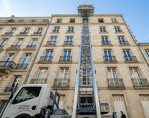Location de monte-meuble grande hauteur 34 mètres (11 étages) à Nancy pour les entreprises de déménagement en accès extrême.
