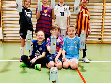 Fc-Junioren erhalten neue Trinkflaschen