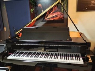 レッスンに使用シゲルカワイのグランドピアノ