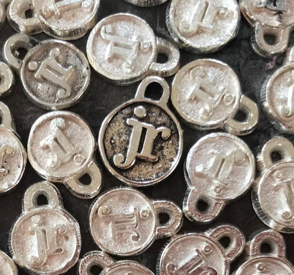 Julieta Remedi es una marca de joyería artesanal, todas las piezas de las colecciones son hechas a mano en mi taller en la CDMX.