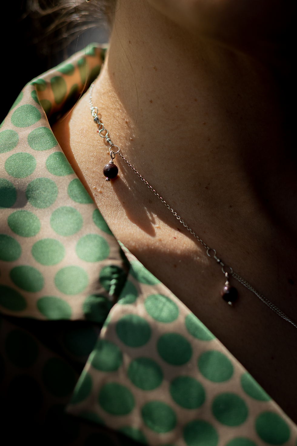 Collar de rosa con granate