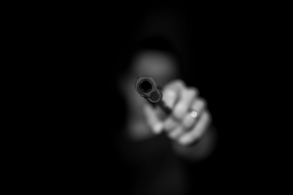 Ein Mann mit einer Pistole, gewaltbereit.