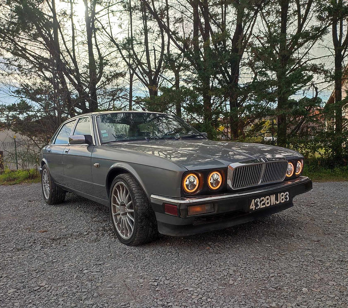 jaguar xj40.jpg