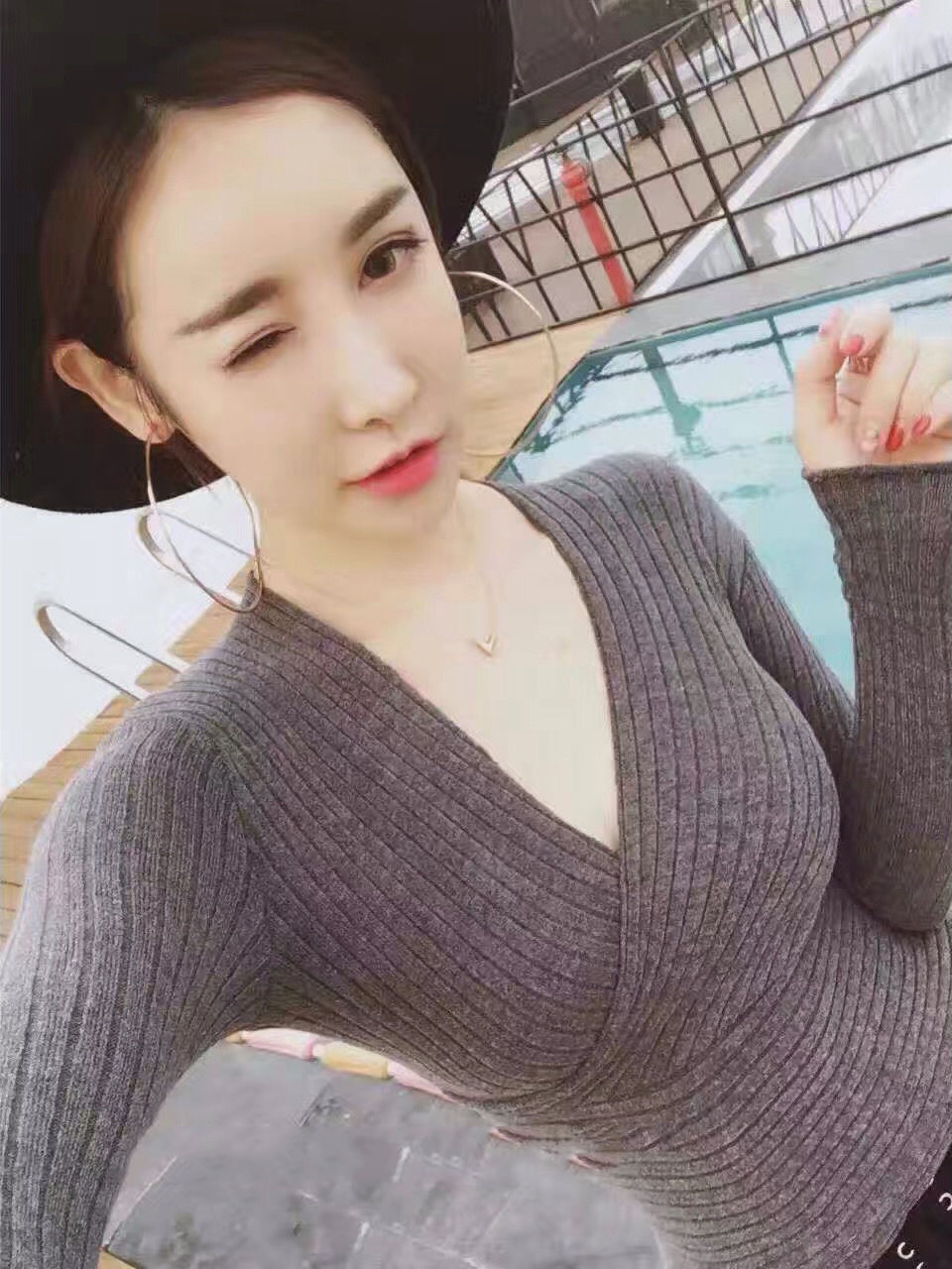 縮圖：彈性V領針織上衣