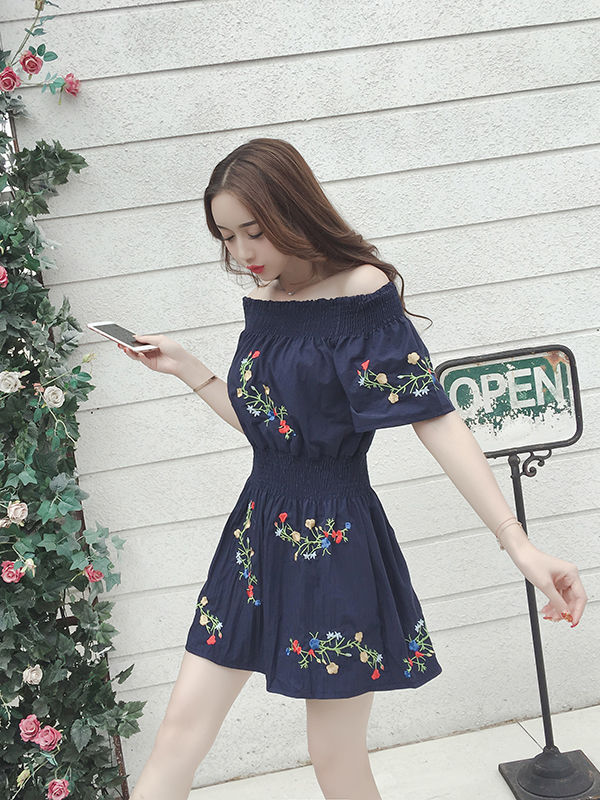 縮圖：刺繡一字領露肩洋裝