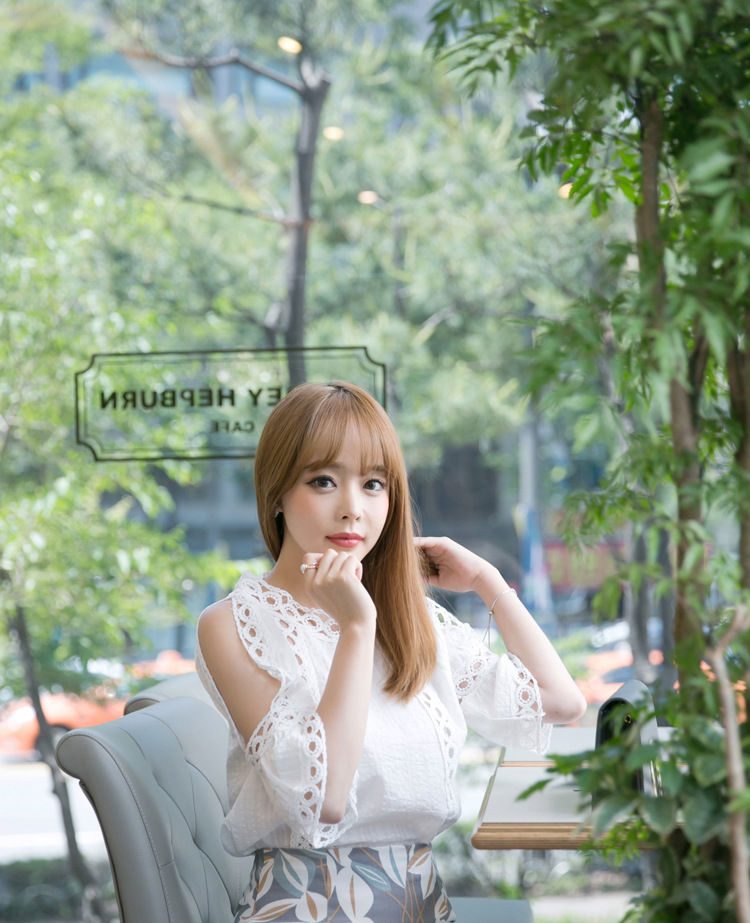 縮圖：露肩蕾絲上衣