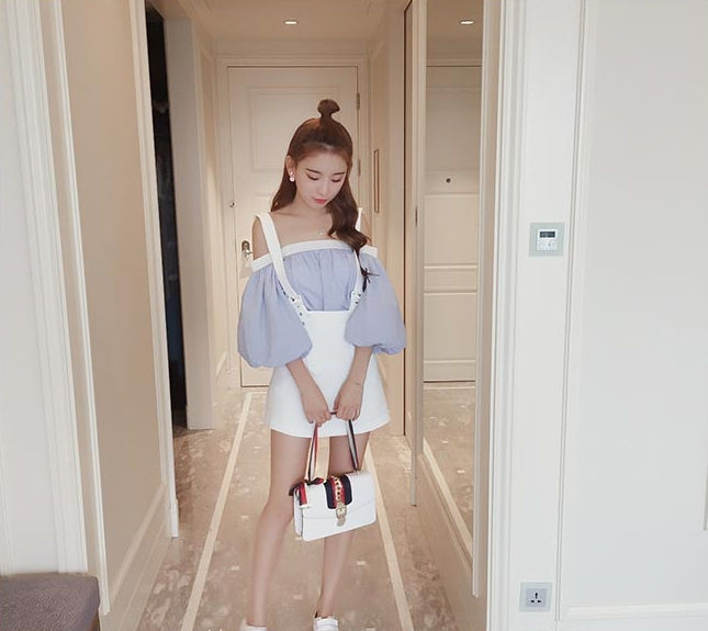 縮圖：時尚一字領上衣+白色背帶裙子兩件式套裝