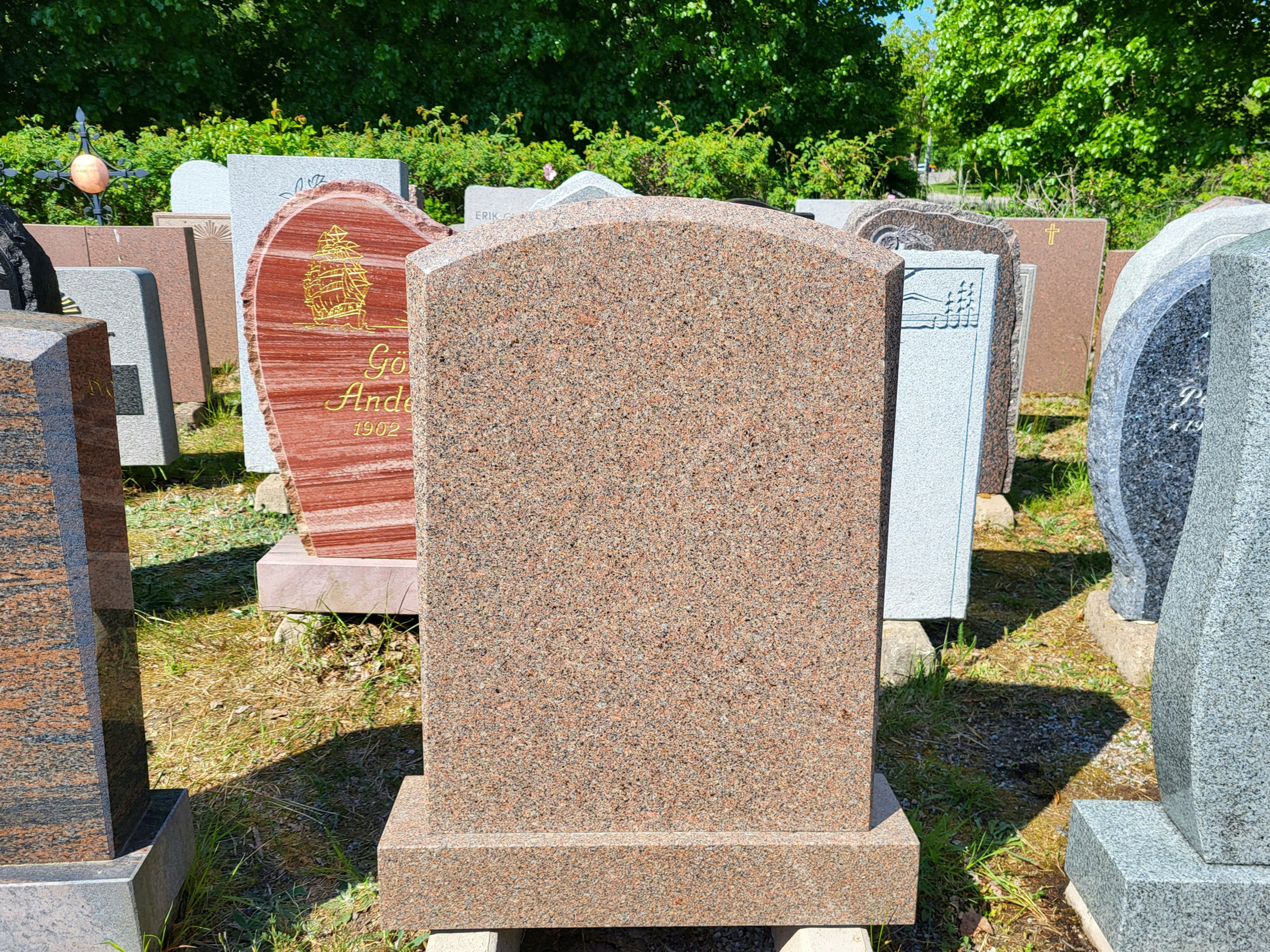 Gravsten E71 i rödgrå svensk bohus granit