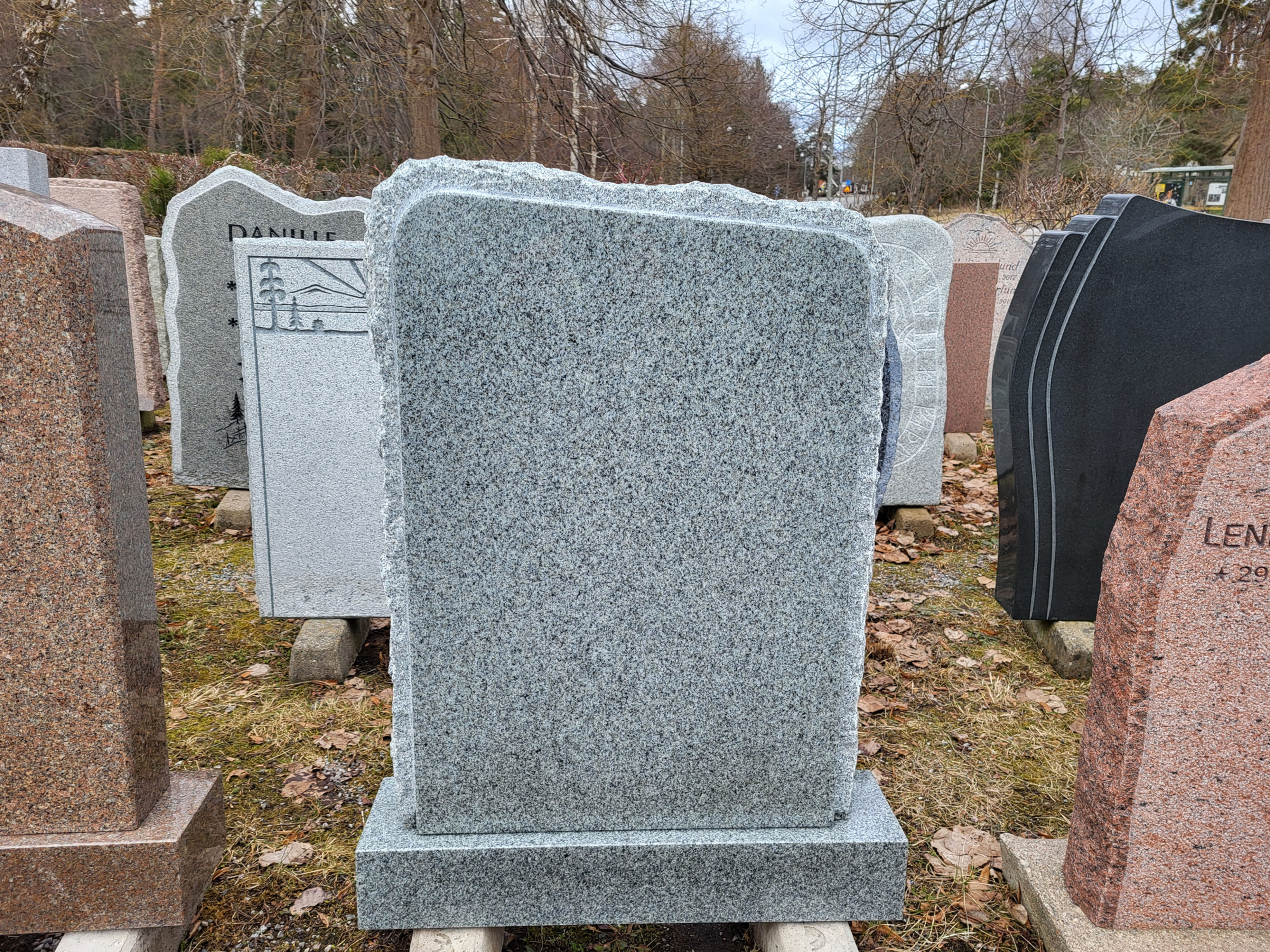 Gravsten E72 i ljusgrå granit