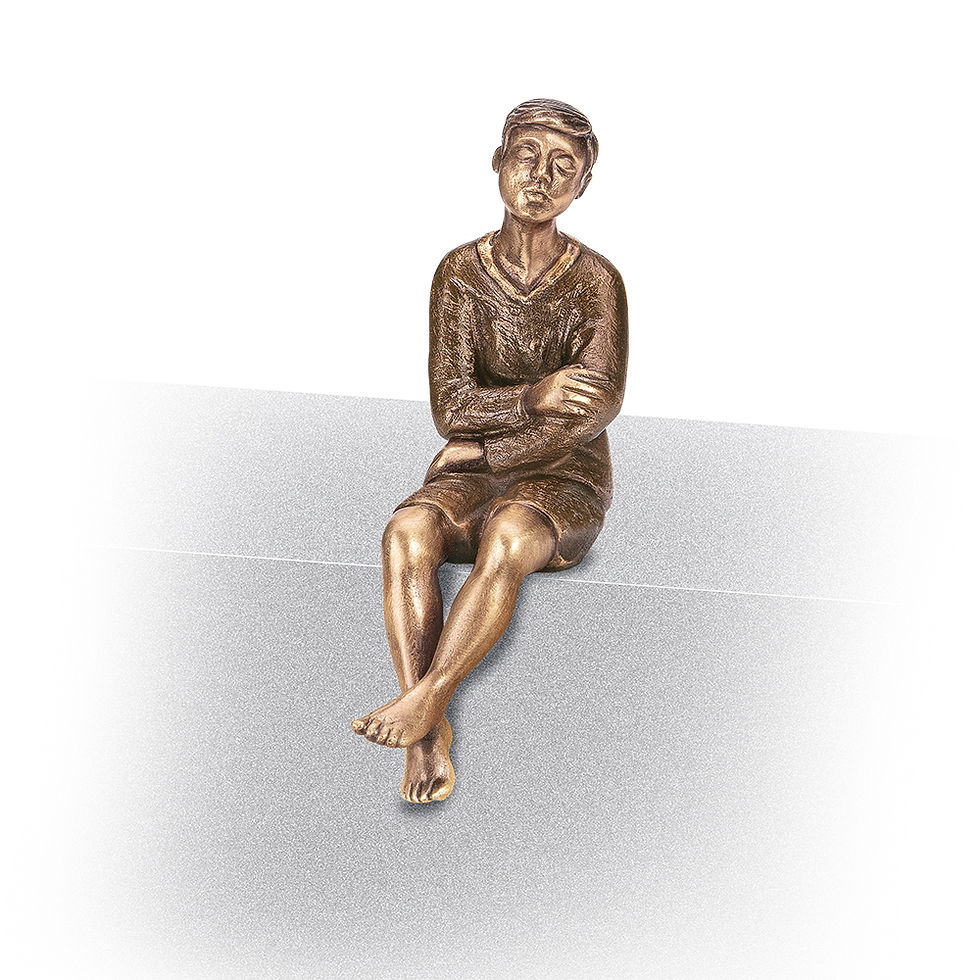 Pojke, sittande i brons - Strassacker