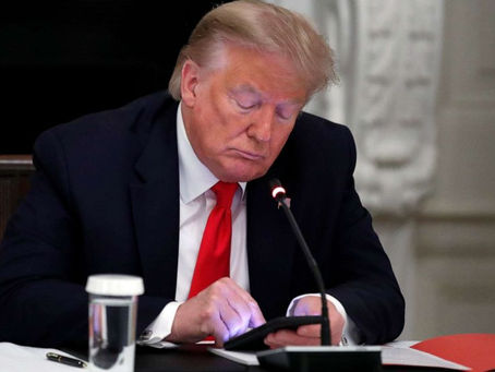 فيسبوك يقرر تعليق حساب الرئيس السابق دونالد ترامب لمدة عامين.