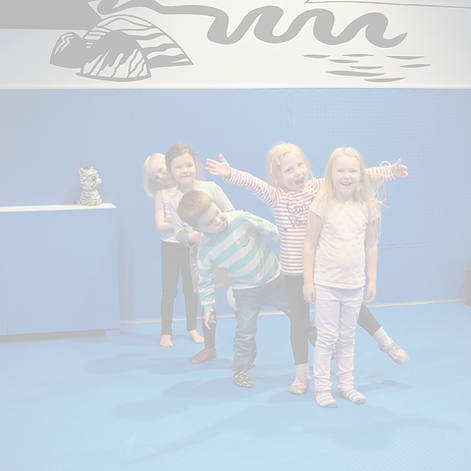 tenavat22 iloisia lapsia jonossa_edited.png