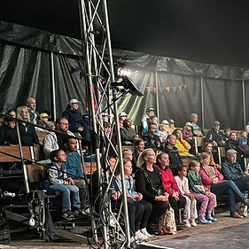 katsomo teltassa.jpg