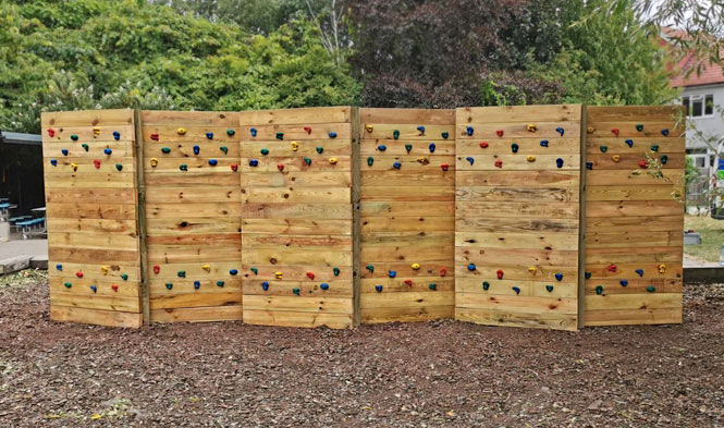 Wooden traverse wall for schools.