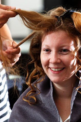 Hochzeitsfotografie Reportage Haare und Makeup