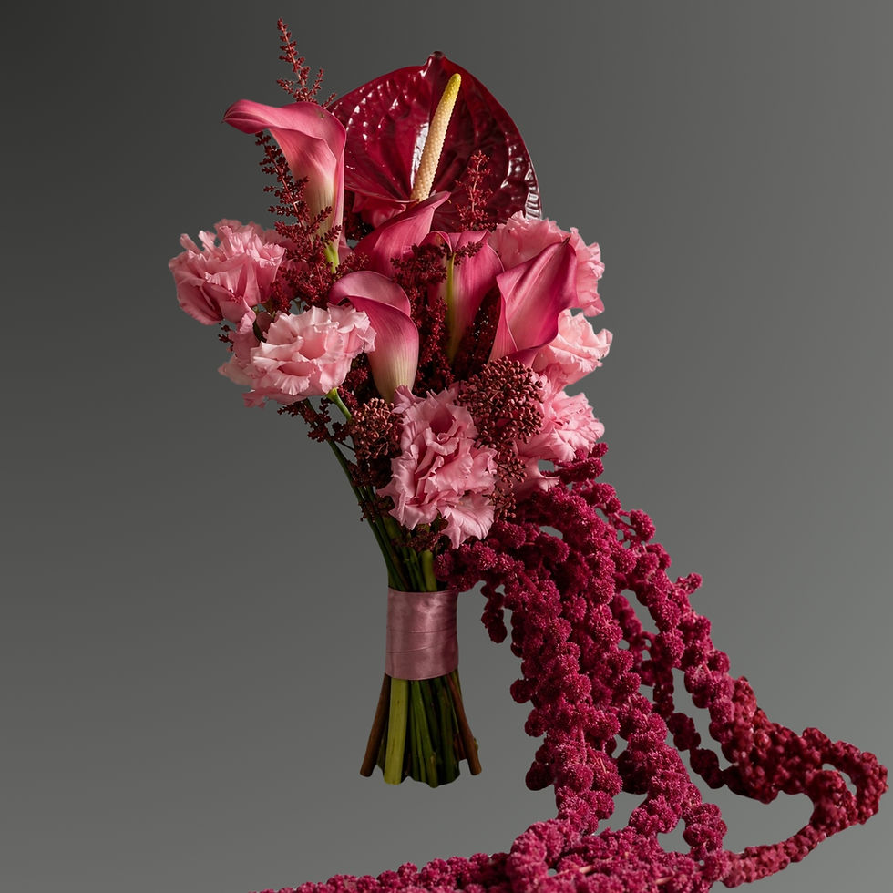 Eksklusiv brudebuket med calla, anthurium, nelliker og hængende amaranthus i rosa og bordeaux nuancer. Håndbundet i København