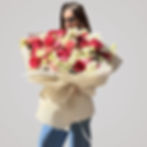 Ekstra stor luksusbuket med rosa roser, ranunkler og hvide sæsonblomster i elegant premium indpakning fra Florén.