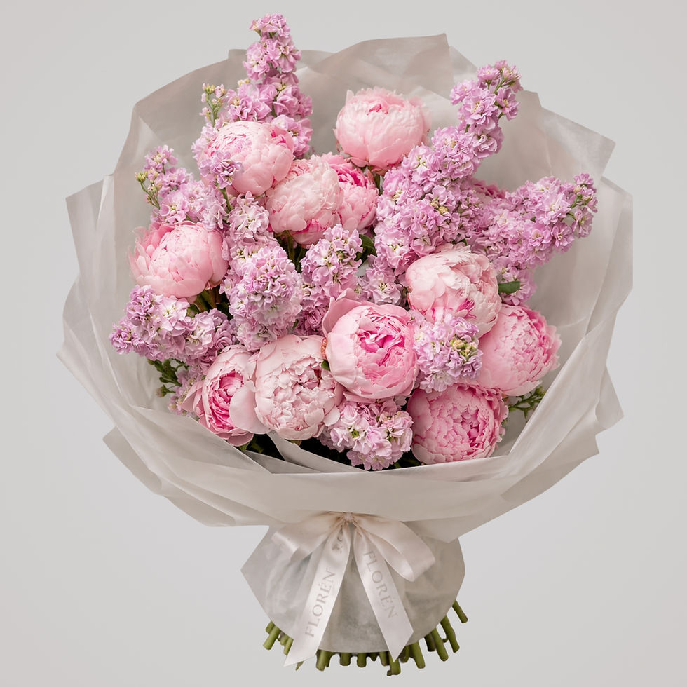 Romantisk pæonbuket med fyldige lyserøde pæoner og blomstrende levkøj i pastelfarver