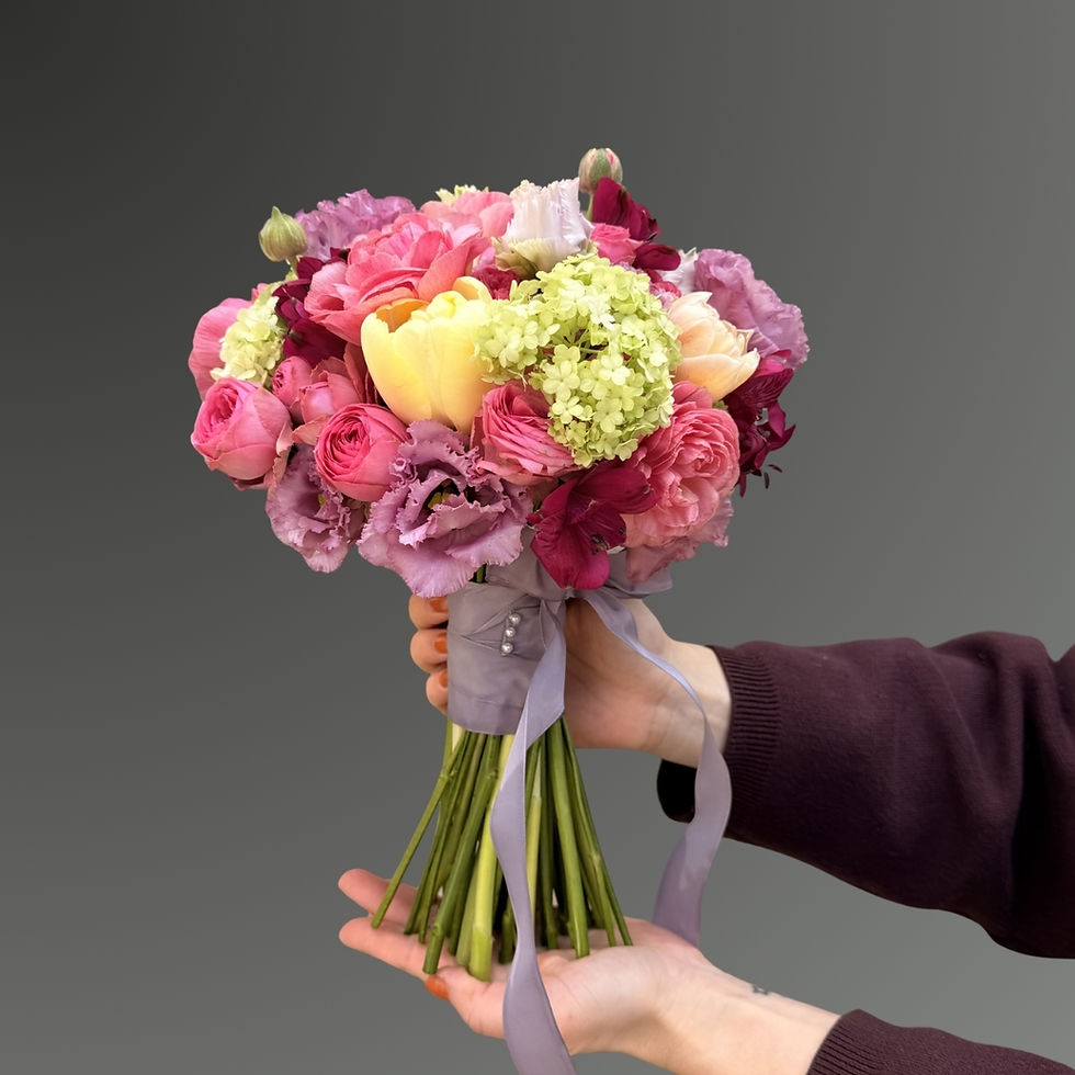 Brudebuket i rosé og pink nuancer med roser, ranunkler og sæsonblomster i romantisk stil