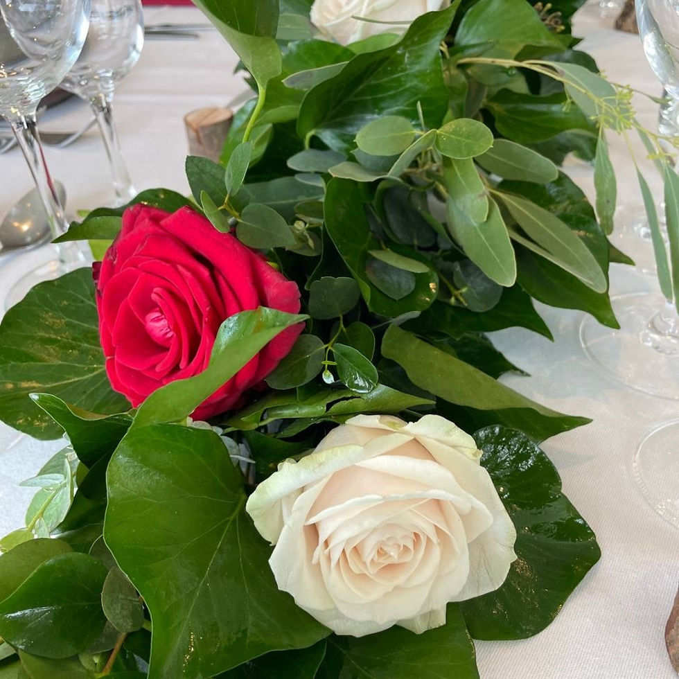 Miniaturebillede: Blomsterløber med Roser og Grønne Blade