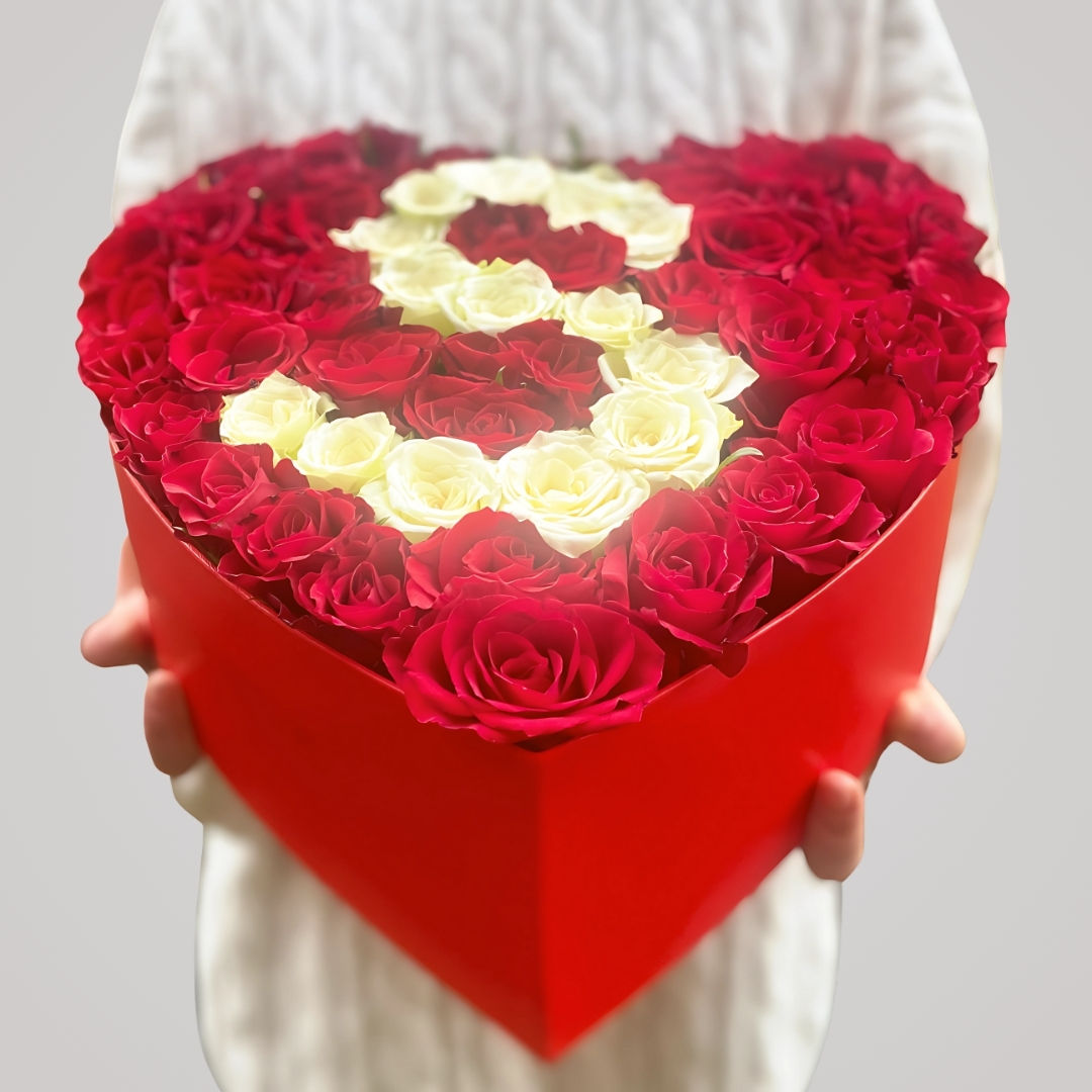 Personaliseret hjerteæske med røde roser