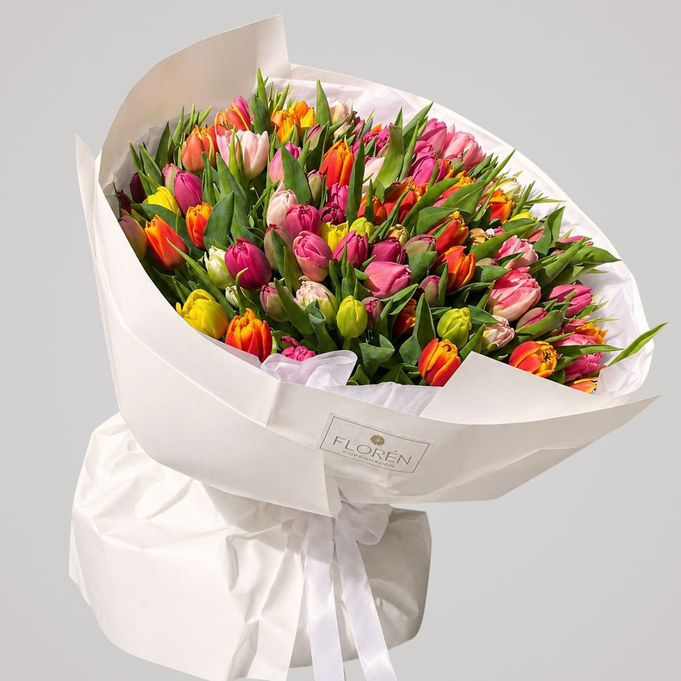 Stor buket med farverige tulipaner i mix indpakket i hvidt papir fra Florén København