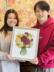 新郎新婦が持つオーダーメイドのウェディングブーケ押し花額