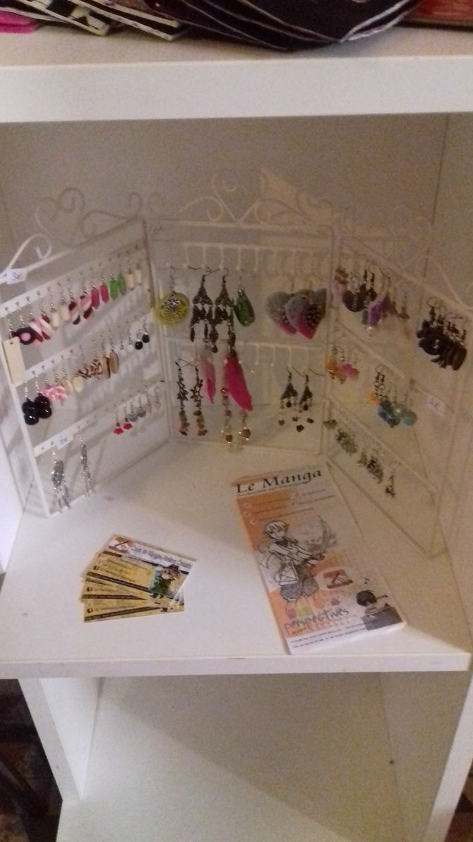 Les articles de Créa-manga 66 au Showroom de Décembre de l'Atelier du Collectif Arts décalés.