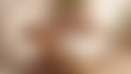 Açık bir defter ve kupa yanında dinlenen eller; farkındalık pratiği için temsili görsel.