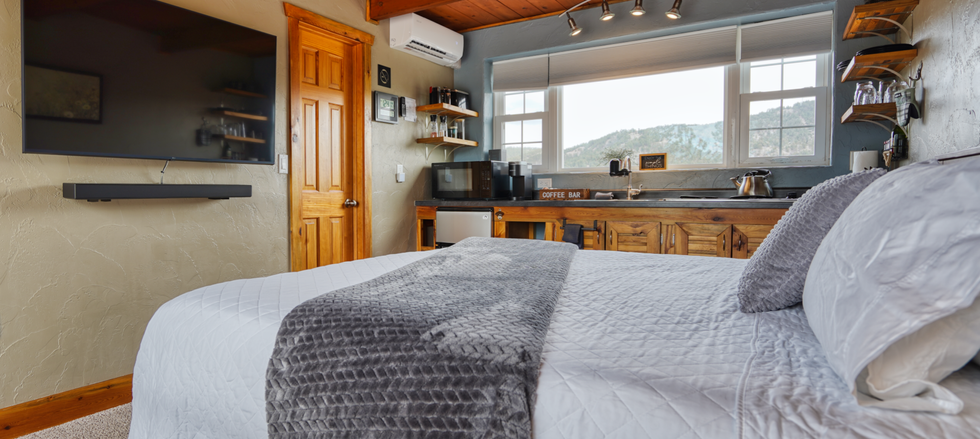 King bed, full kitchen, smart TV in vacation cabin rental.