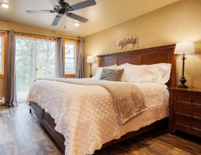Ponderosa vacation cabin with king size bed and full kitchen