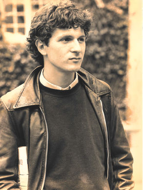 Photo de Gilles Martin-Chauffier dans les jardins des éditions Gallimard 1980