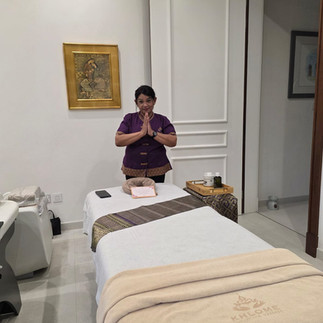 Master Aliz -  Thai home service massage in Dubai with professional treatment bed setup in apartment