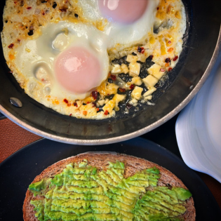 Toast met Feta-ei en avocado