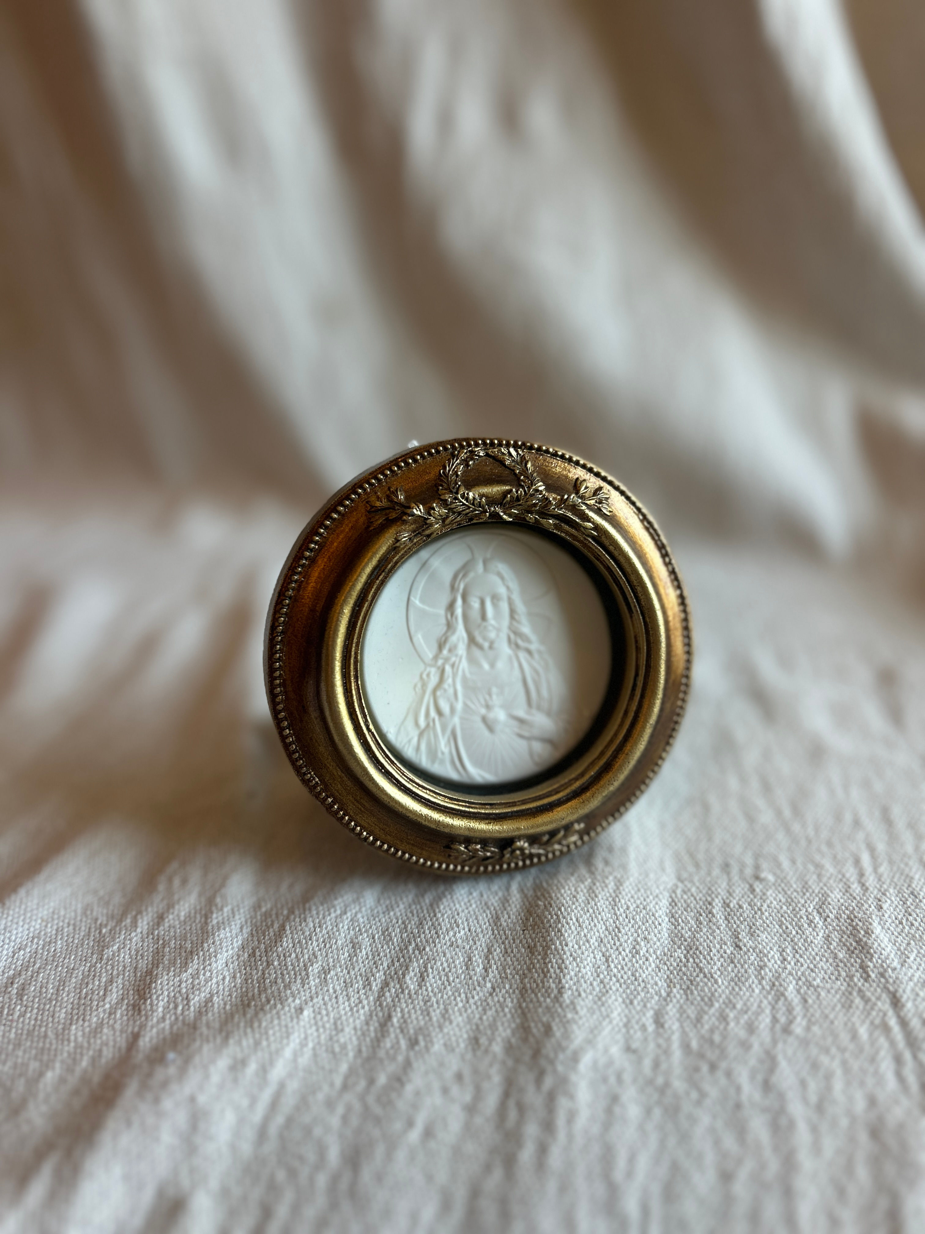 Sacred Heart of Jesus (L) Intaglio Round Frame