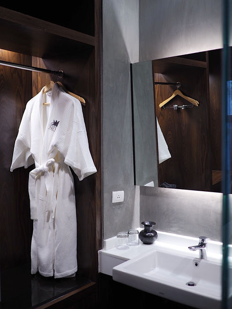 Nai Ya Hotel Corner Room Bathroom